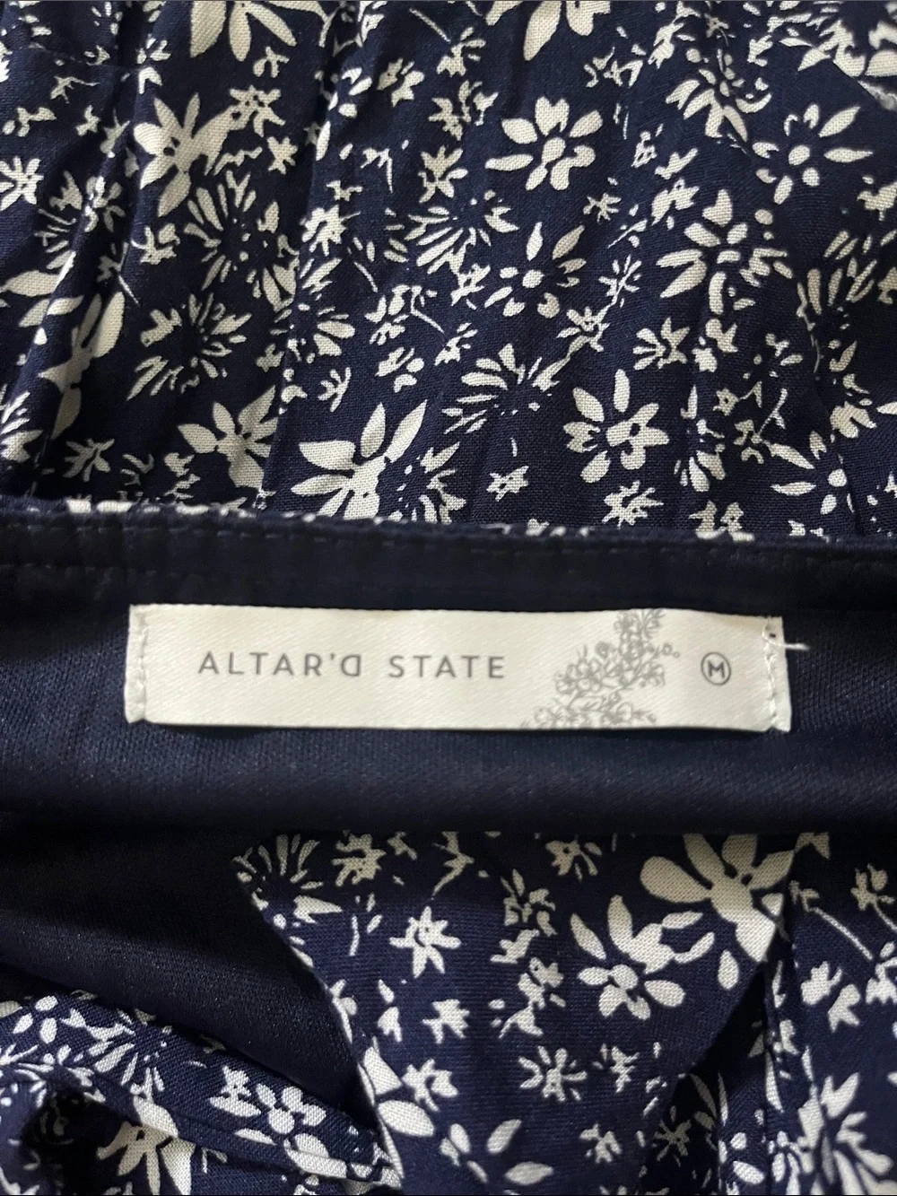 Altar'd State Navy & White Floral Smocked Dress size Med - Picture 2 of 6